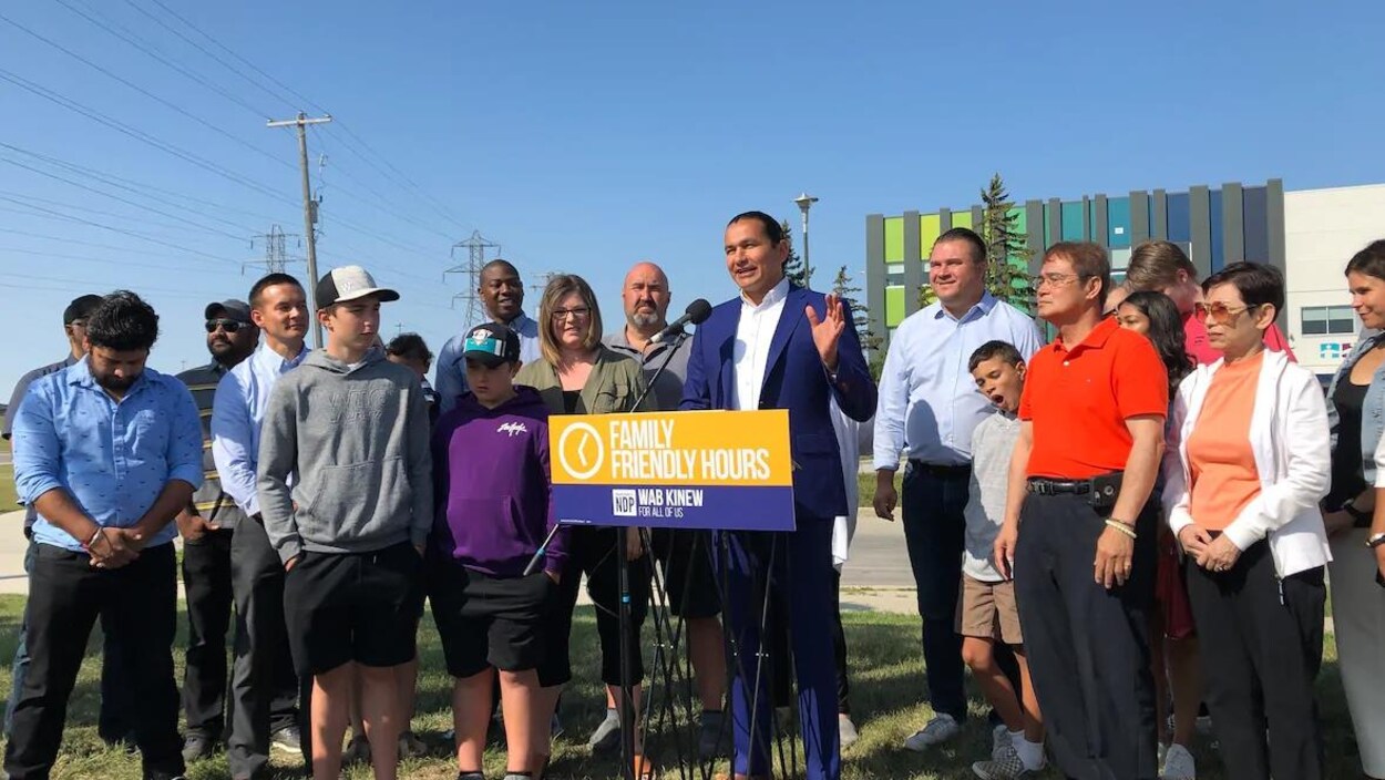 Le chef du NPD au Manitoba, Wab Kinew. entouré de partisans.