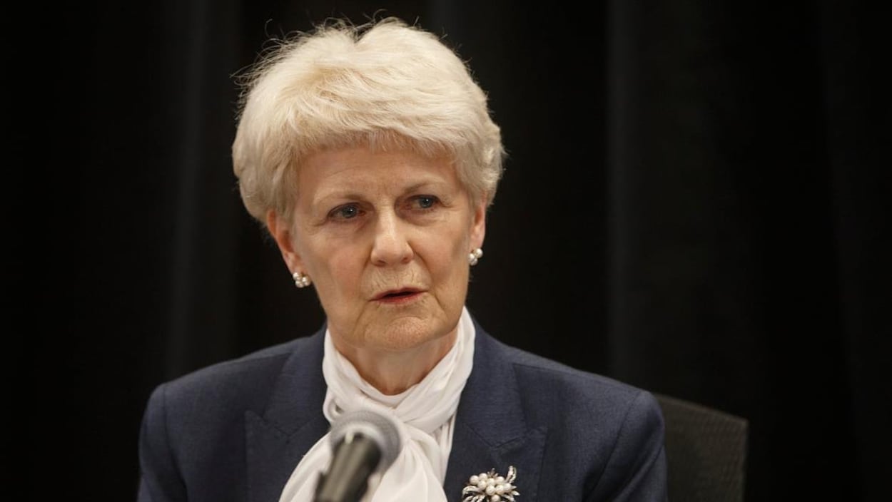 Marguerite Trussler parle dans un micro.