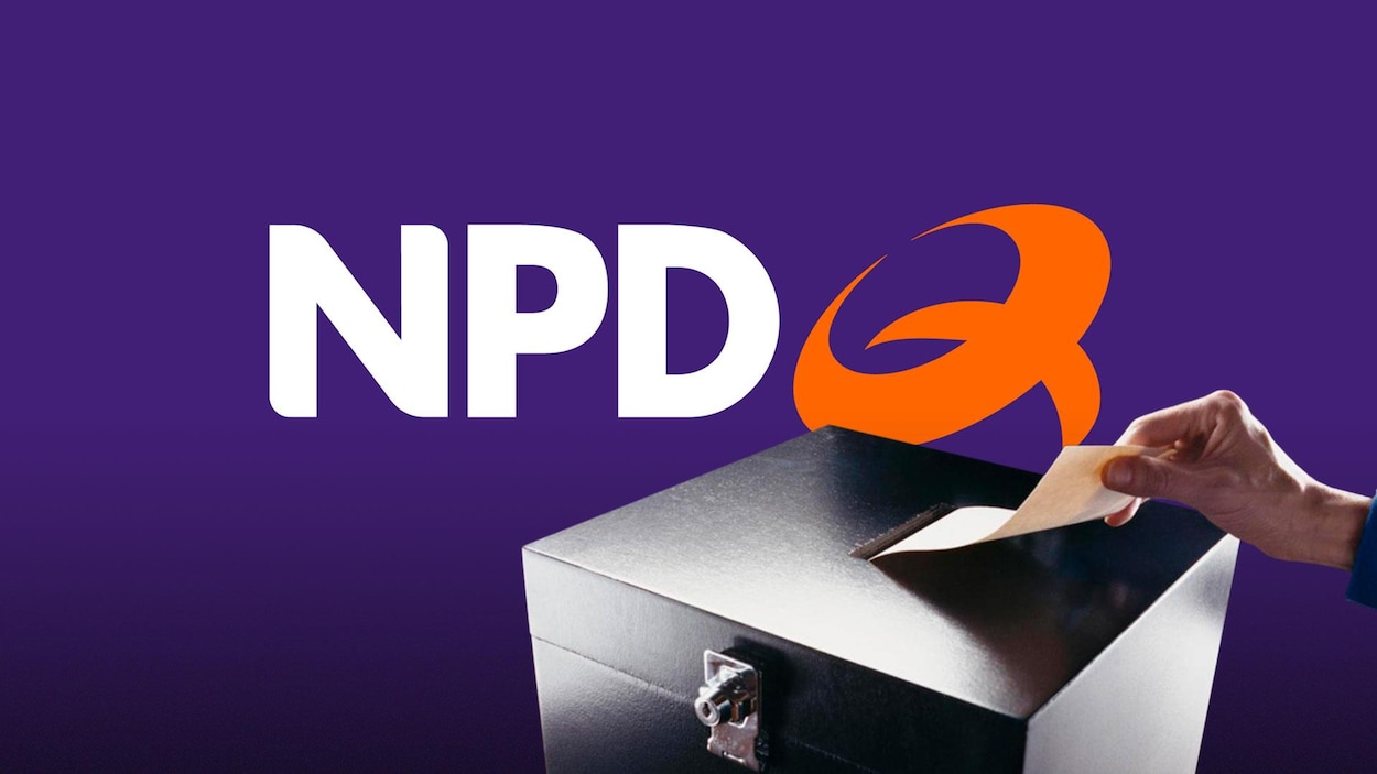 Une main qui glisse un bulletin de vote dans une urne avec à l'arrière le logo du NPD-Q.