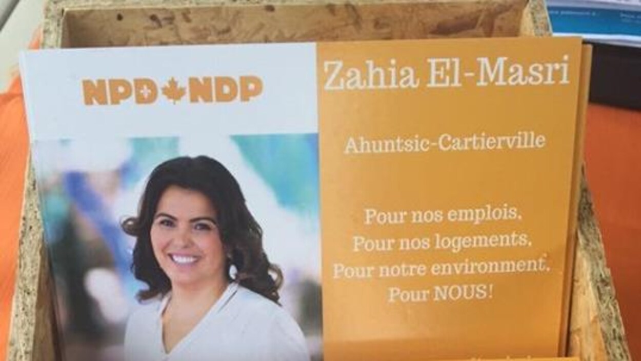 Un dépliant promotionnel de la candidate la montre tout sourire