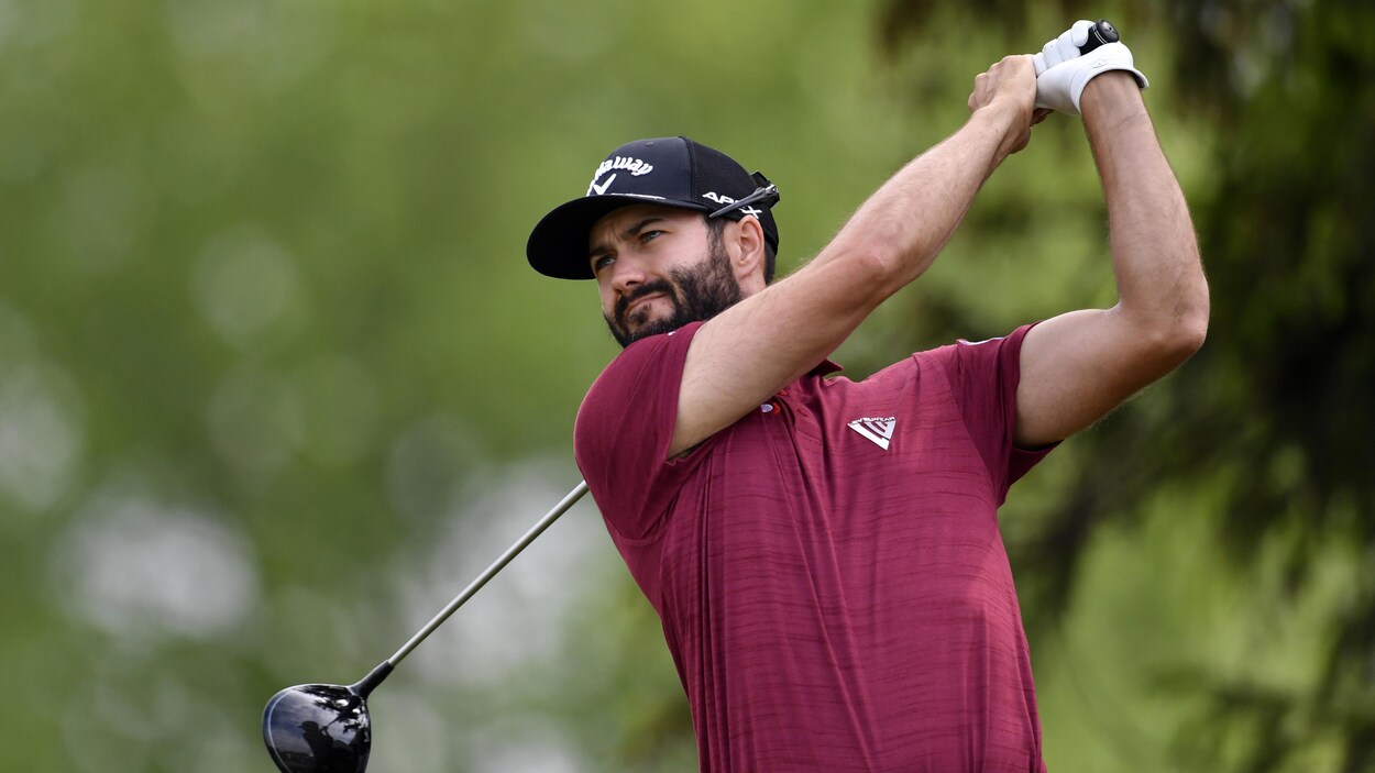 Le golfeur suit la balle du regard après son coup.