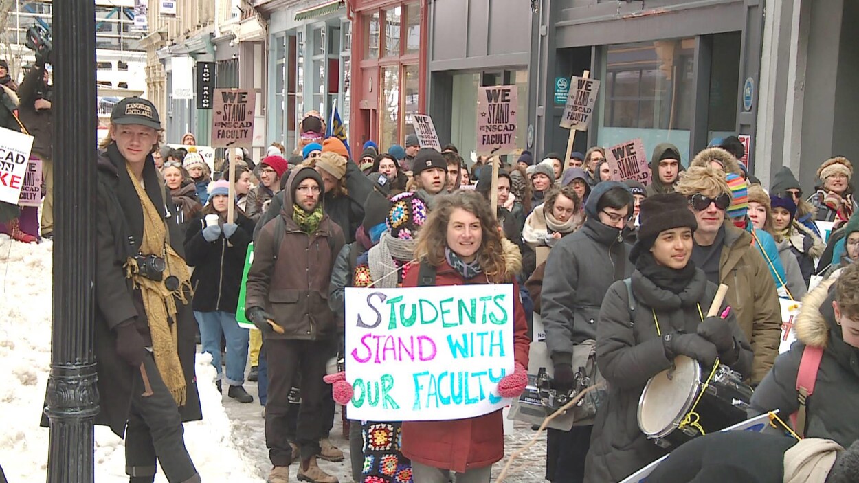 Manifestation en soutien aux grévistes de NSCAD le 8 mars 2019 à Halifax.