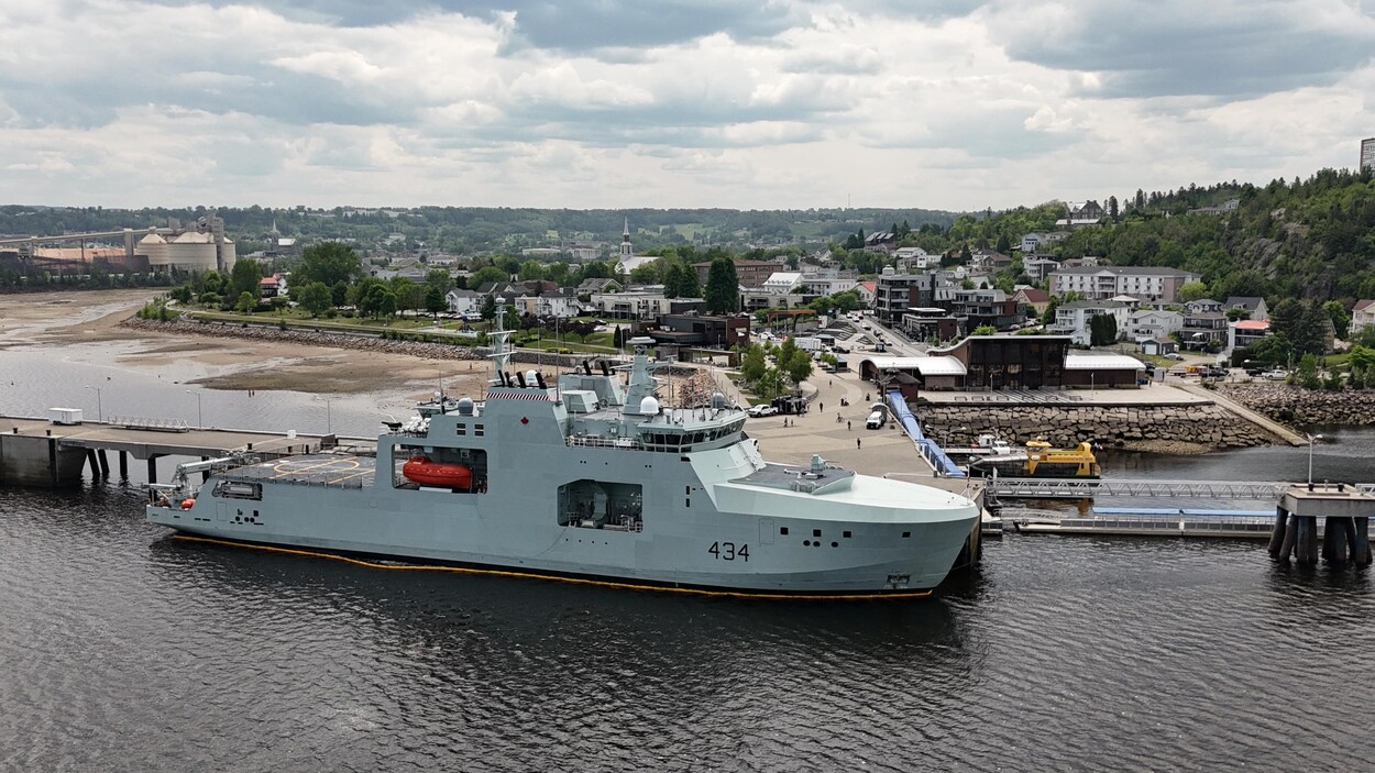 Un navire militaire en mission d’essais sur la Côte-Nord
