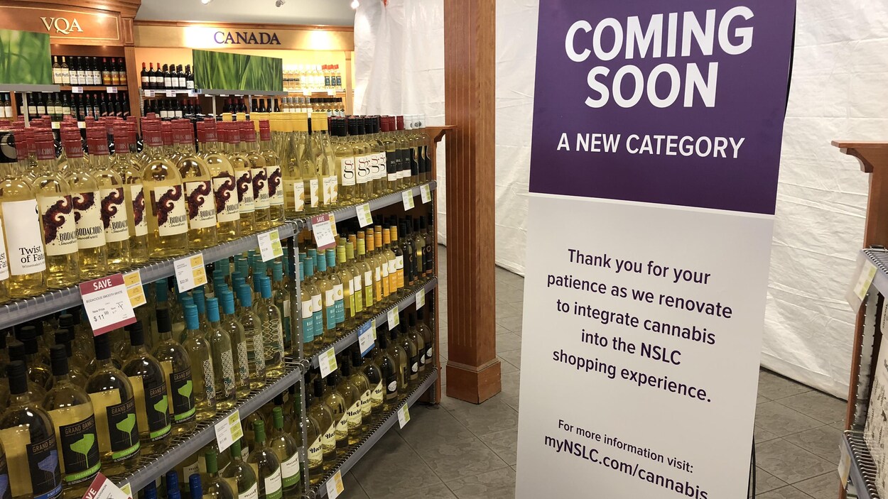 Affiche annonçant l'arrivée du cannabis dans une succursale de la NSLC vendant de l'alcool.