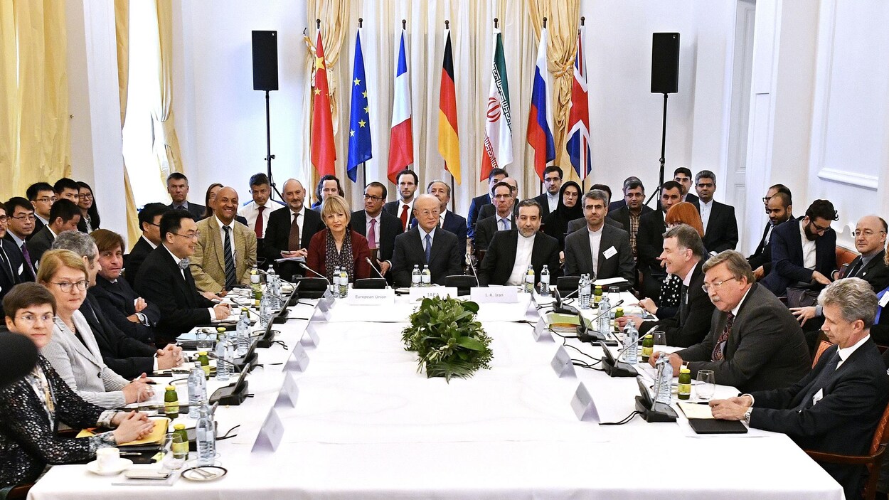 De nombreuses personnes sont assises autour d'une grande table. De nombreuses personnes sont assises autour d'une grande table.