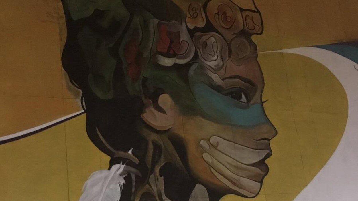 Peinture murale de Mike Valcourt sur l'avenue James dans le cadre de Nuit Blanche Winnipeg.