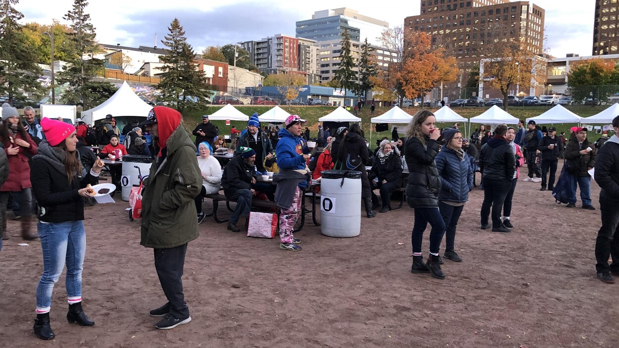 Le rassemblement au parc Ste-Bernadette lors de la 17e Nuit des sans-abris à Gatineau.