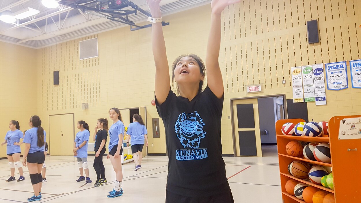Une jeune joueuse de volleyball du Nunavik