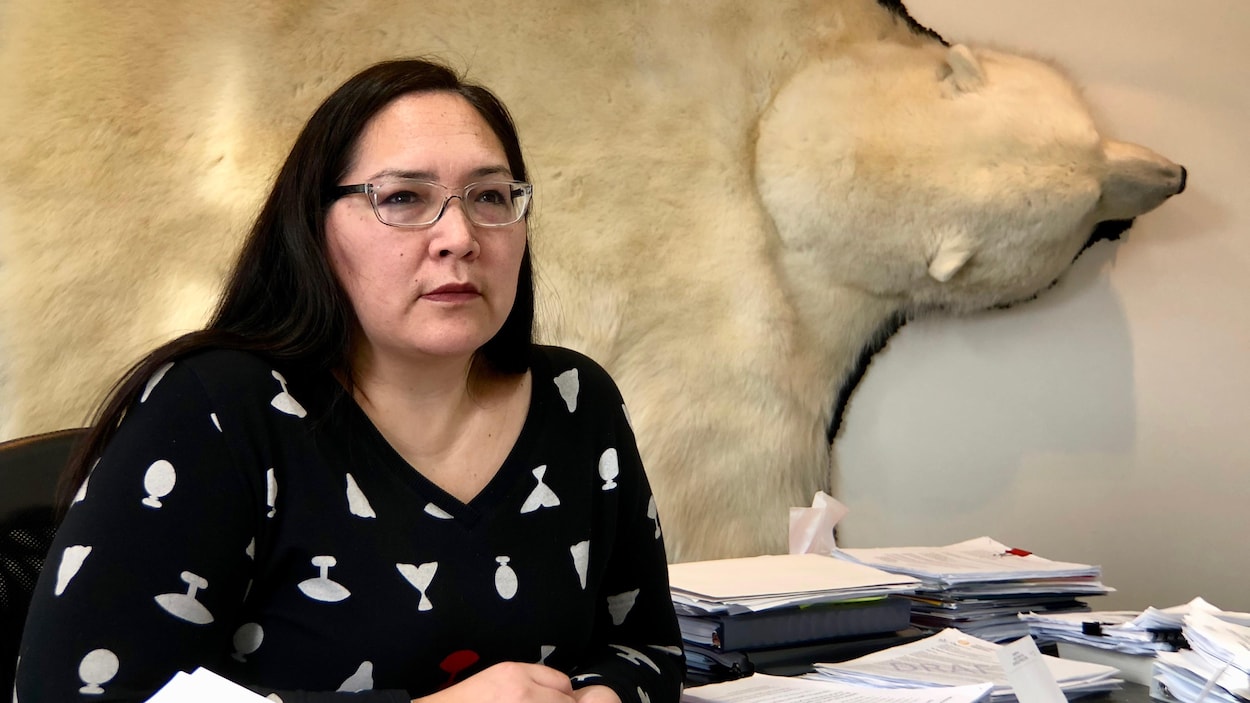 Aluki Kotierk assise à son bureau.