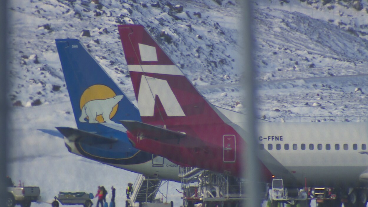 Deux queues d'avion avec les logos de deux entreprises.