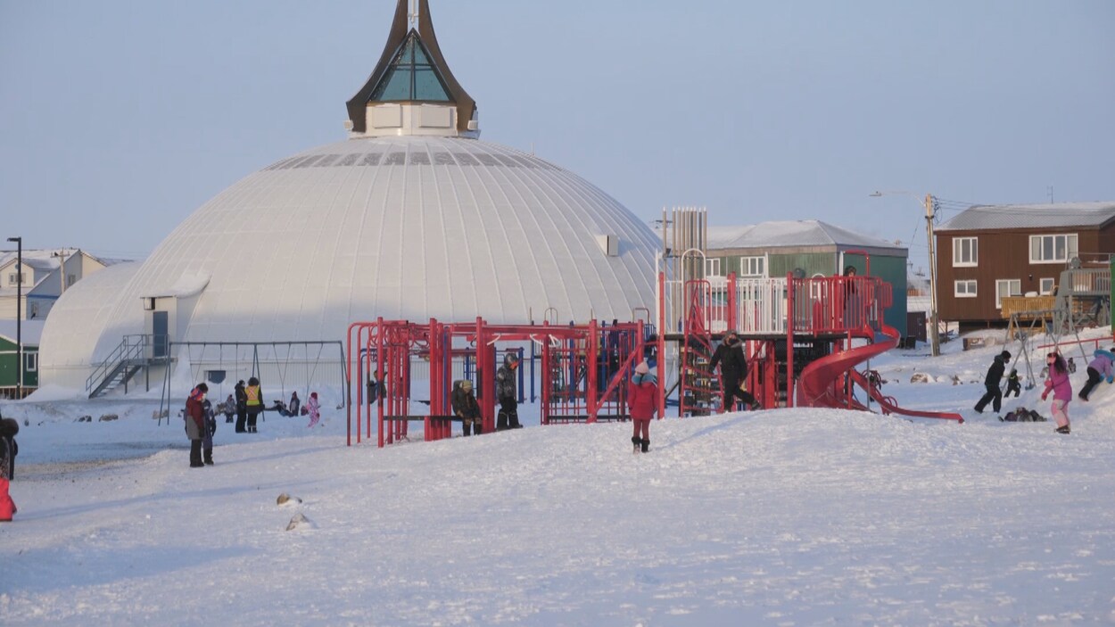 Des jeunes enfants d'Iqaluit , jouent dehors à l'école.