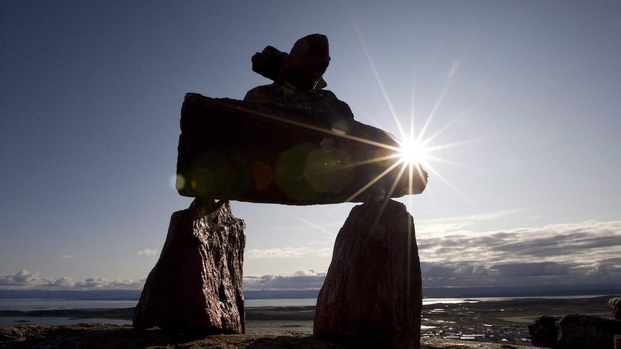 Un inukshuk à Iqaluit, au Nunavut.