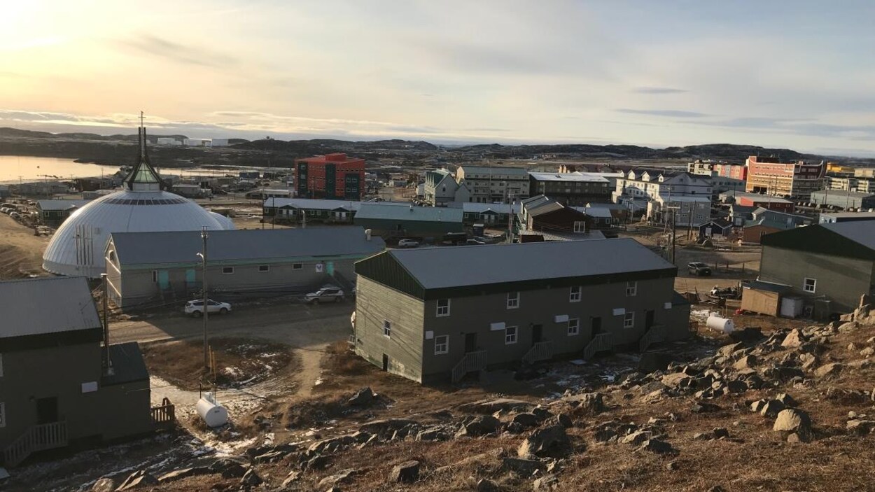 Une vue des bâtiments de ville d'Iqaluit depuis une colline environnante