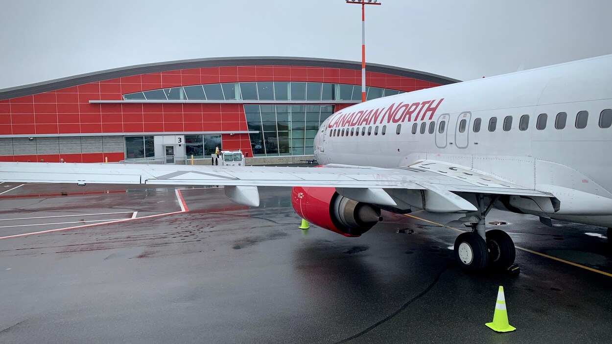 Un avion devant l'aérogare d'Iqaluit.