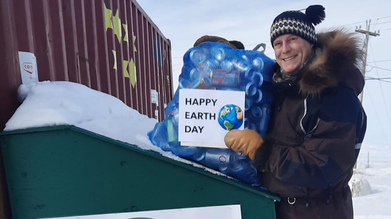Un résident d’Iqaluit amasse plus de 13 000 canettes vides dans les rues de la ville
