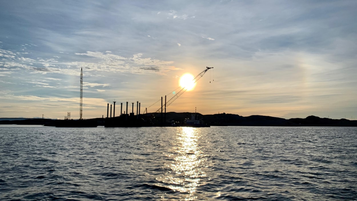 Une grue sur le chantier du port d'Iqaluit.