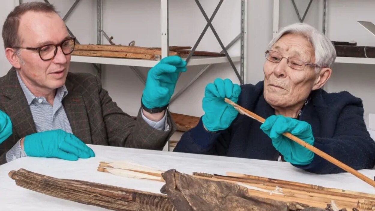 Martin Appelt et Bessie Omilgoetok regardent ensemble des objets.