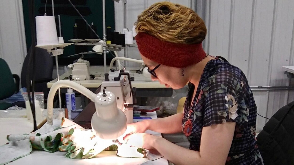 Une couturière confectionne des masques non médicaux.