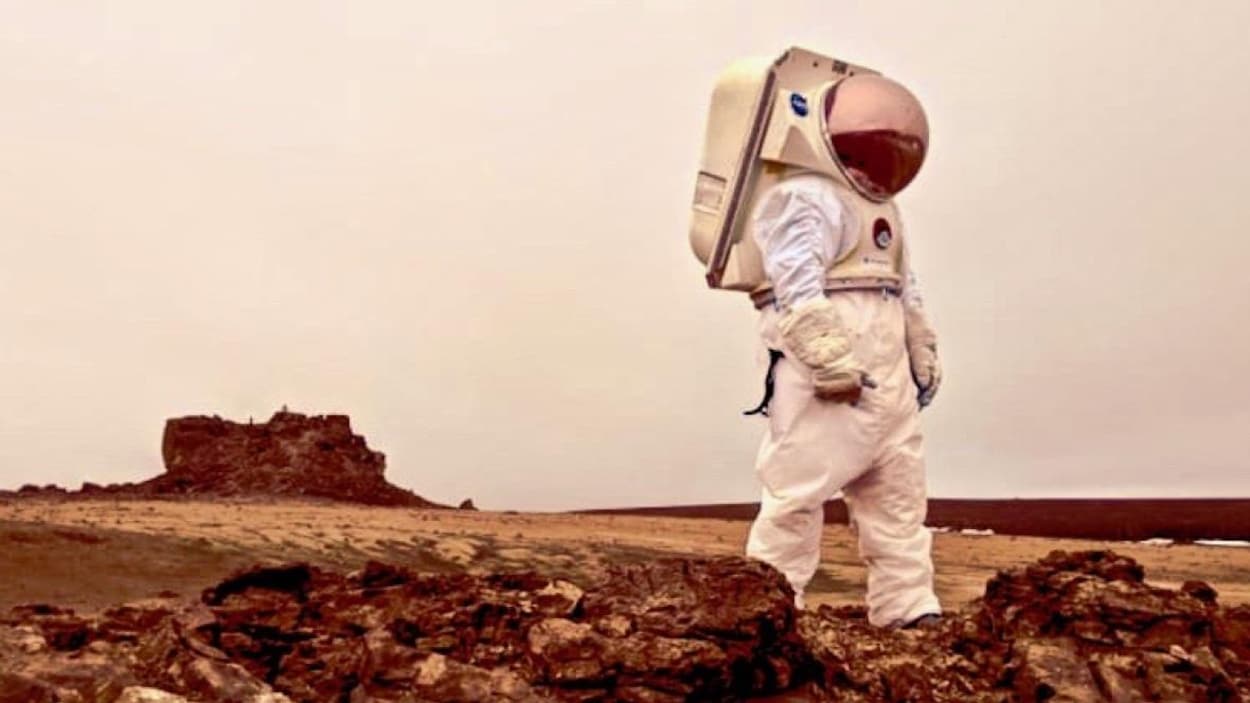 Un scientifique vêtu d'une combinaison spatiale.