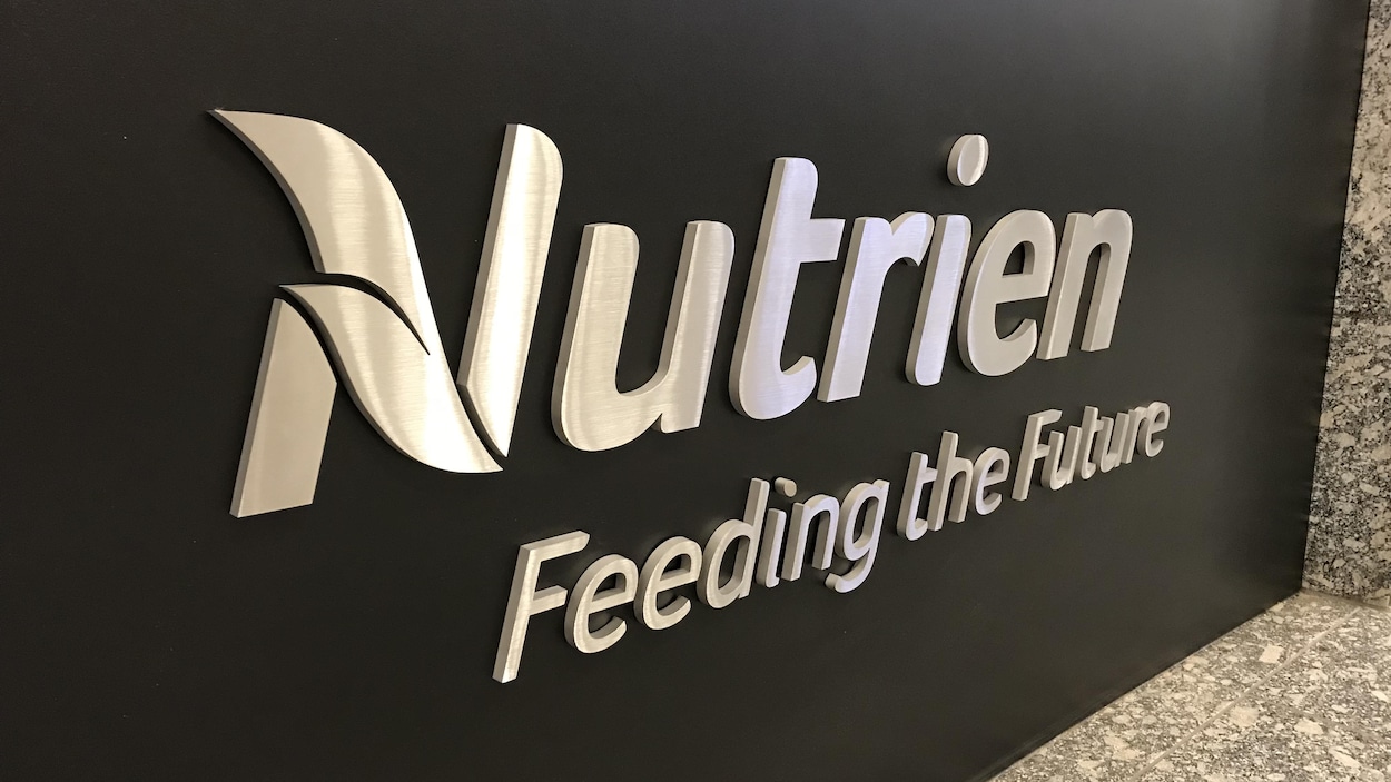 Un plaque de l'entreprise Nutien avec le slogan « feeding the future».
