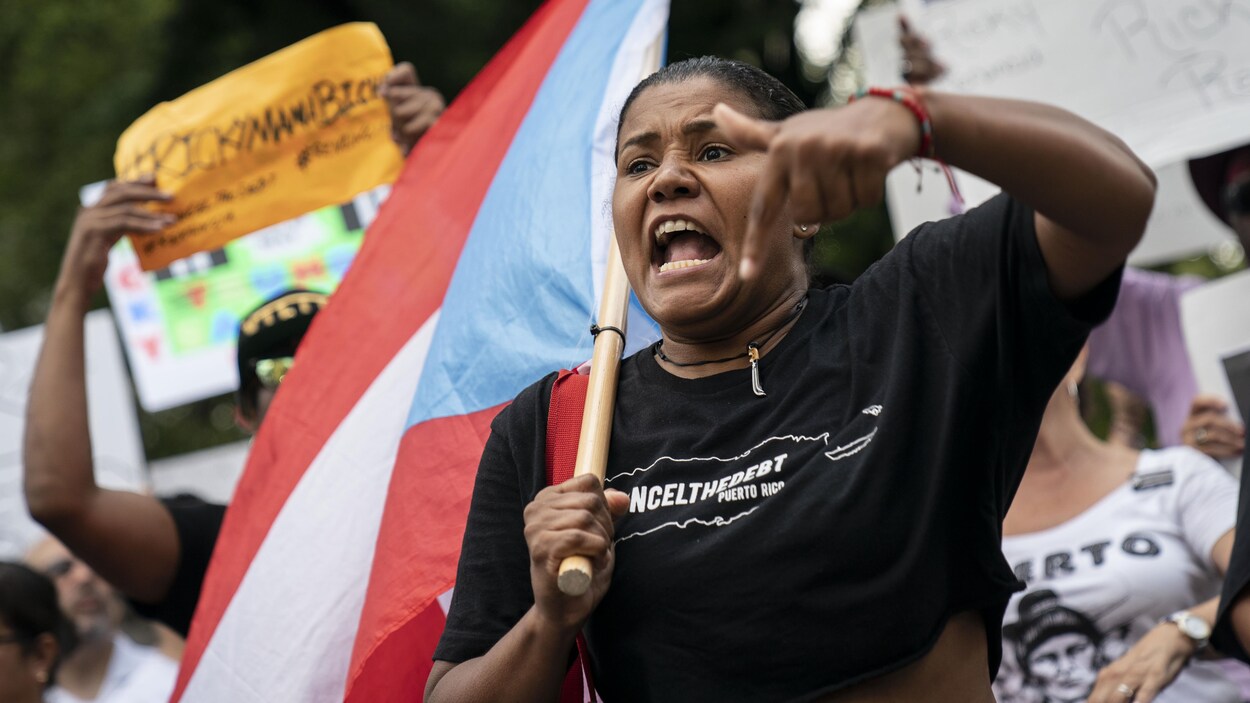 Une manifestante à New York. Des rassemblements ont eu lieu dans plusieurs villes des États-Unis en appui à la population de Porto Rico.