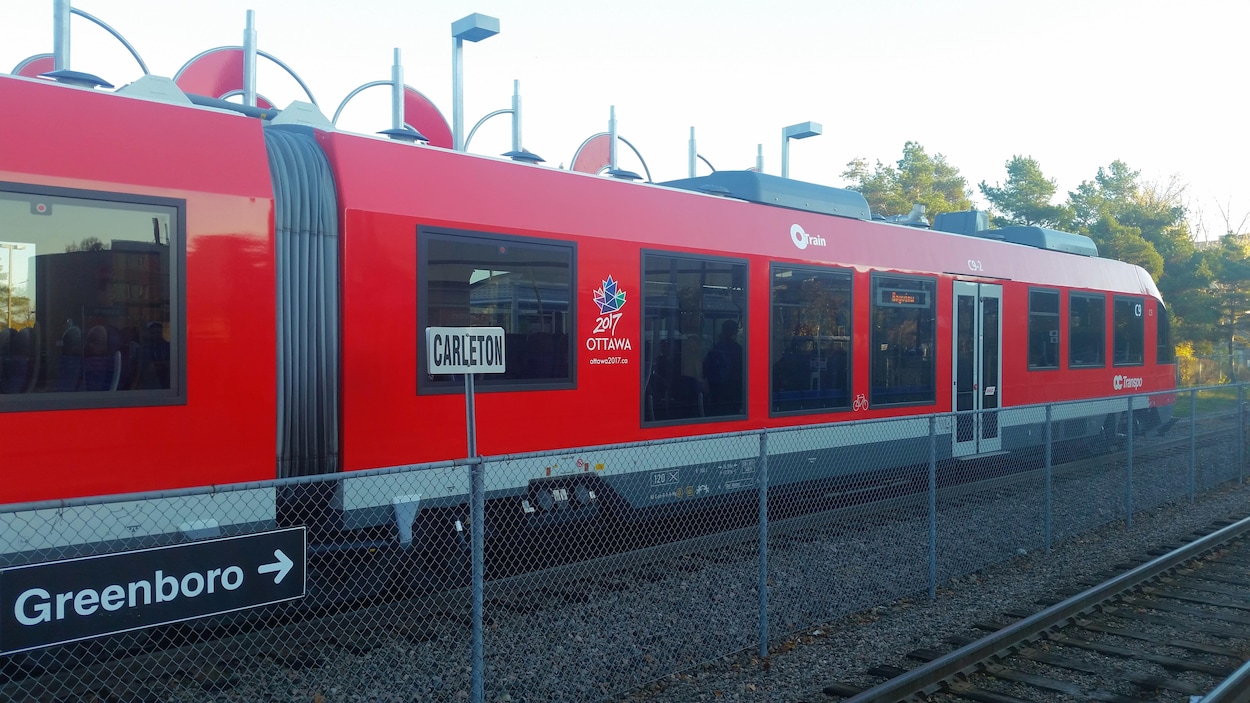 Un train sur des rails Un train sur des rails