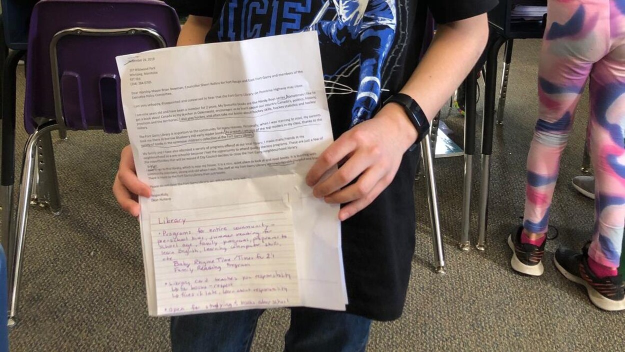 Le jeune Dean Humeny montre sa lettre à la caméra, dans sa salle de classe.