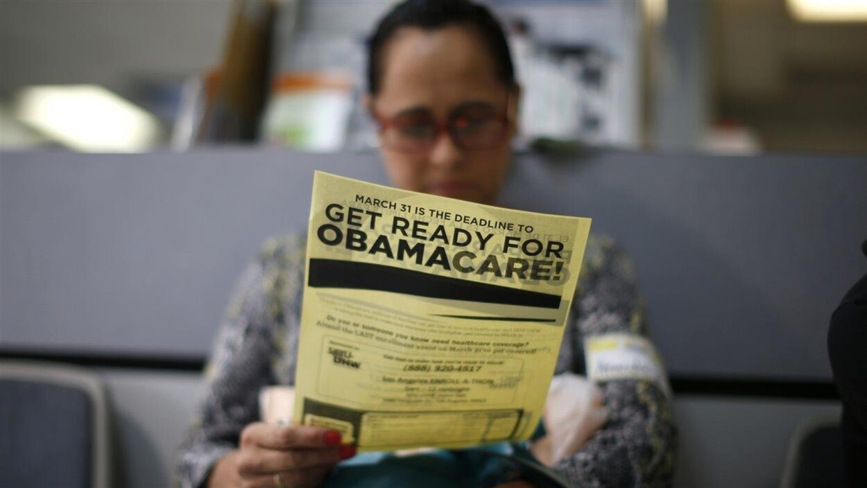 Une femme s'informe à propos de l'Obamacare Une femme s'informe à propos de l'Obamacare