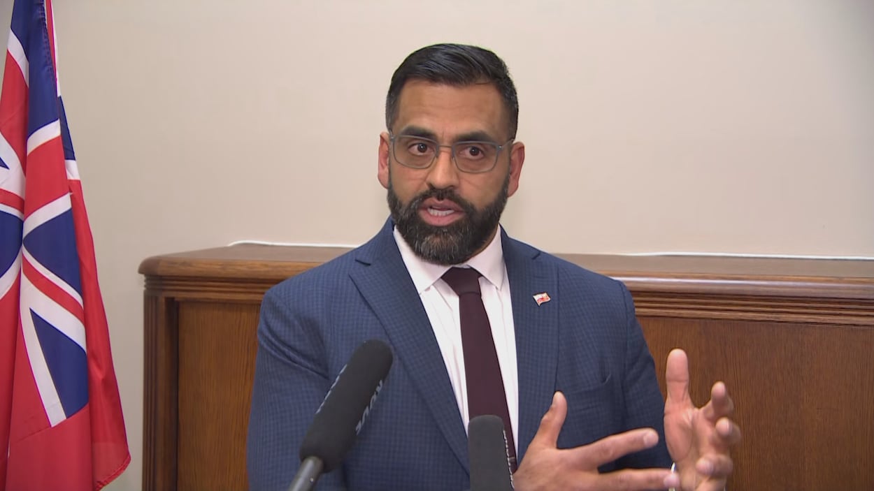 Obby Khan annonce sa démission en tant que leader du PC