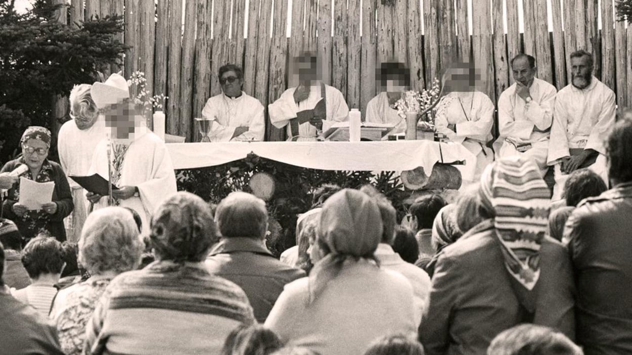 Des missionnaires oblats devant des Innus venant participer à une célébration religieuse.