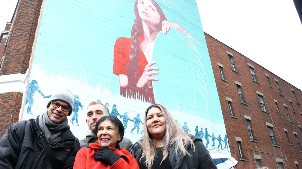 La cinéaste abénaquise Alanis Obomsawin (en avant), accompagnée des artistes Rafael Sottolichio, Arnaud Grégoire et Meky Ottawa, à l'inauguration de la murale.
