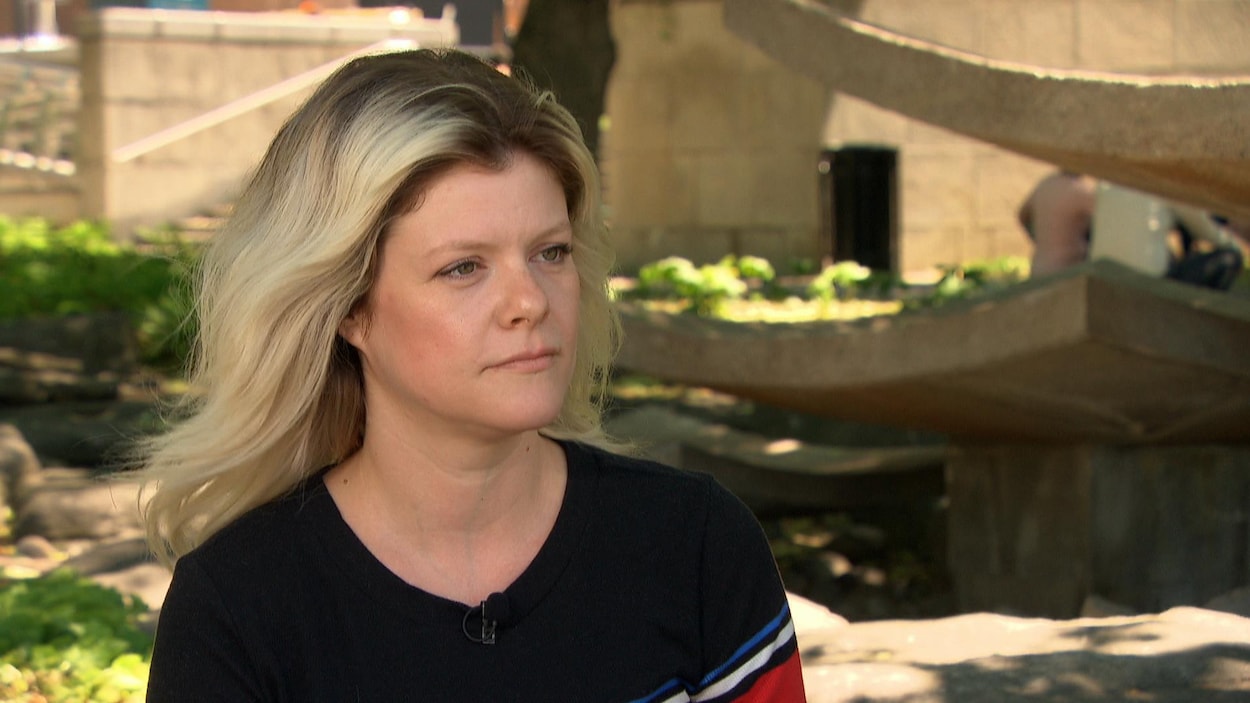 L'employée d'OC Transpo Jamie Bailey répond aux questions d'une journaliste de Radio-Canada à l'extérieur, par temps estival.
