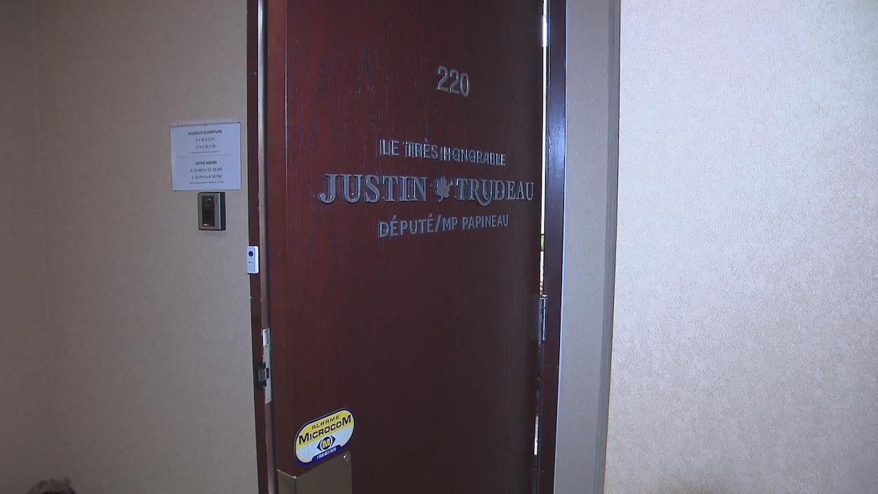 La porte du bureau de circonscription de Justin Trudeau à Montréal.