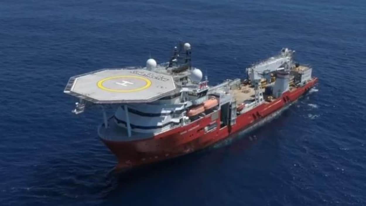 Le navire Seabed Constructor est surmonté d'une grande plate-forme pour hélicoptère Le navire Seabed Constructor est surmonté d'une grande plate-forme pour hélicoptère