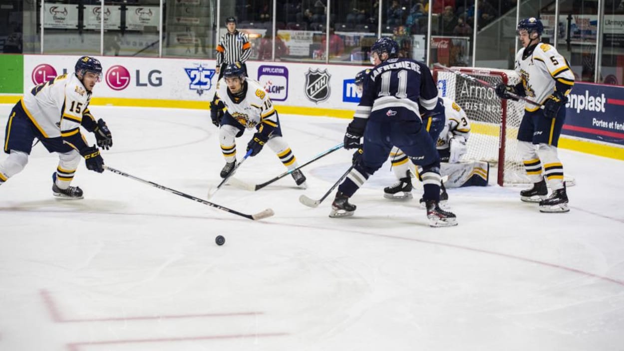 Il est devant le but des Cataractes.