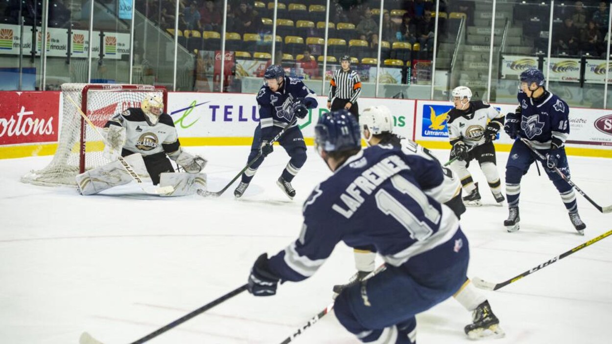 Il lance vers le but des Islanders.