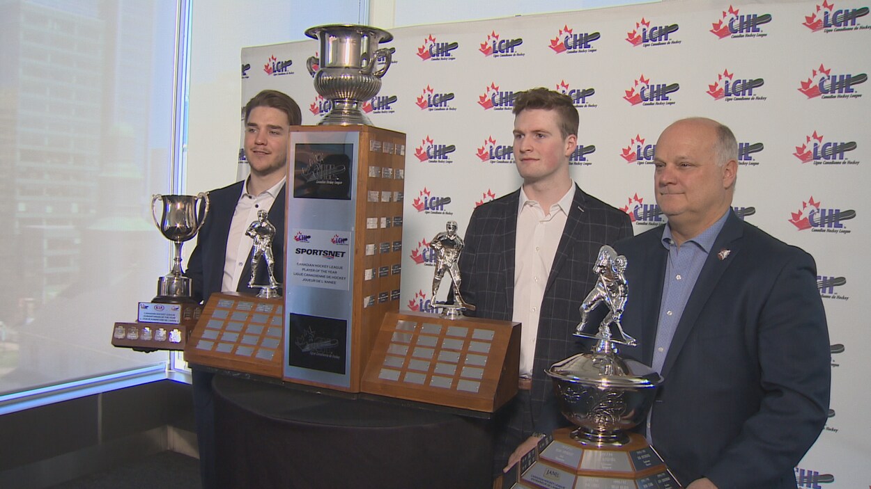 Les joueurs derrière leur trophée.