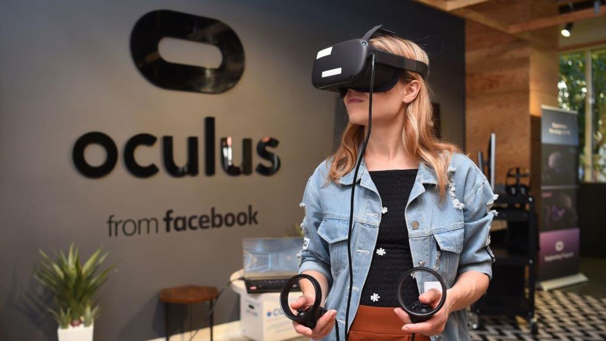 Une femme utilise un casque de réalité virtuelle dans les bureaux d'Oculus.