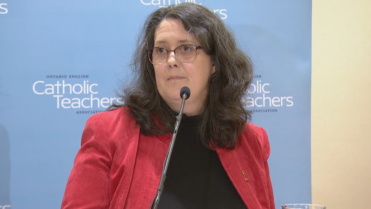 Une femme en conférence de presse.