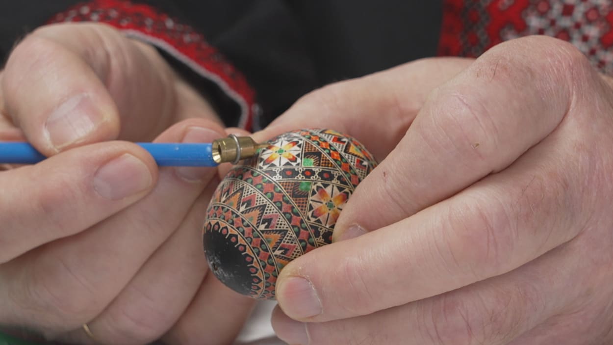 Cet artiste franco-albertain met la culture ukrainienne à l’honneur pour Pâques