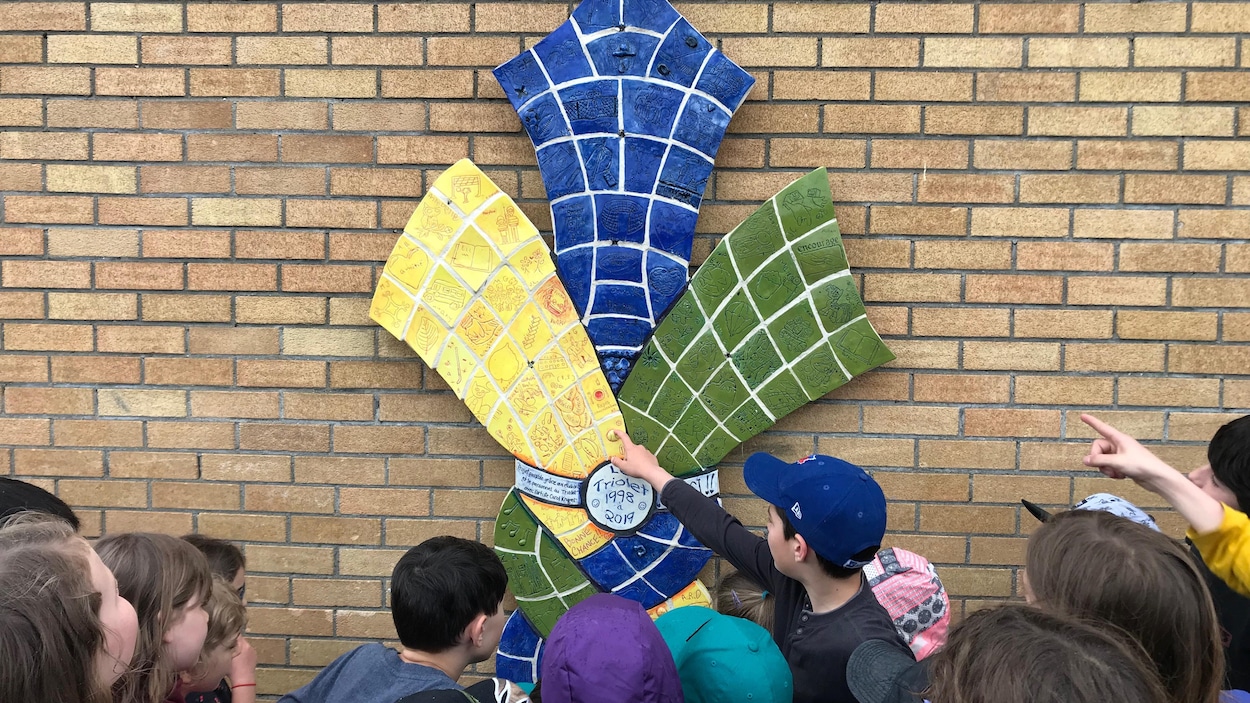 Une oeuvre en mosaïque prend la forme d'une fleur de lys.