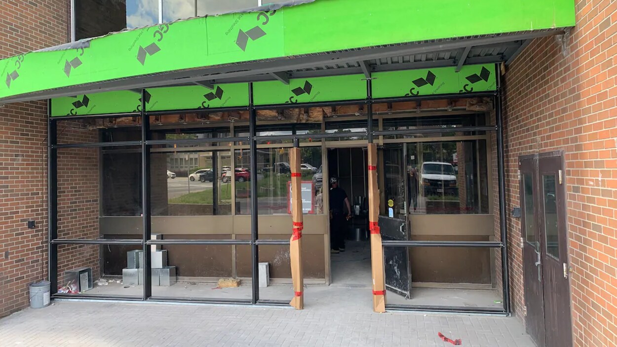 Le refuge en construction.
