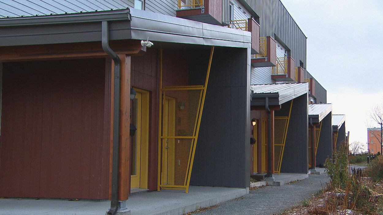 Des maisons en rangée.