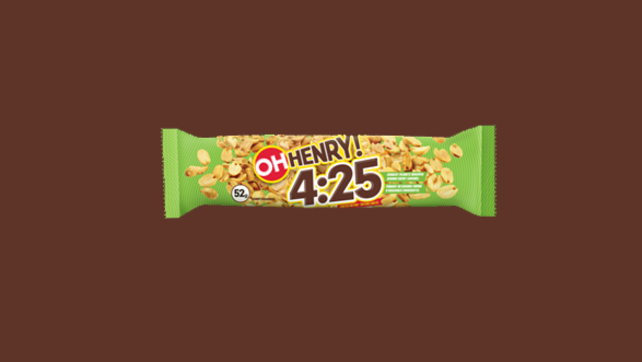 L'emballage de la barre Oh Henry! 4:25 montre des arachides sur un fond vert. L'emballage de la barre Oh Henry! 4:25 montre des arachides sur un fond vert.