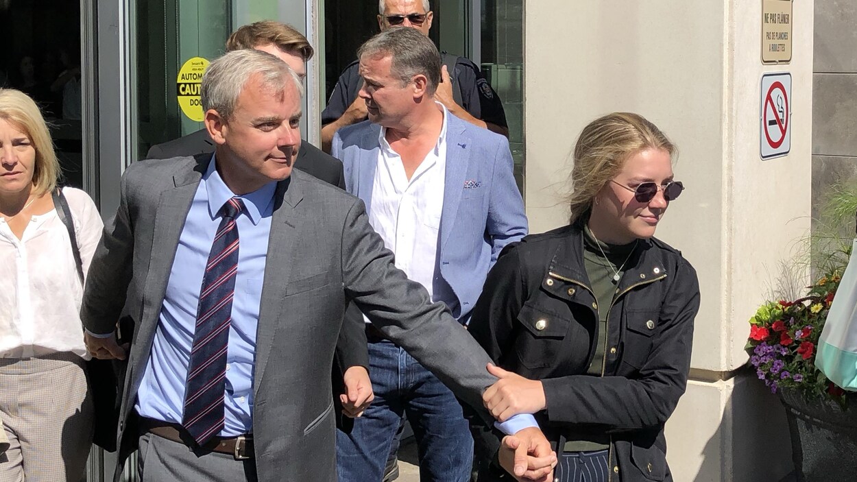 Une foule sortant d'un édifice.