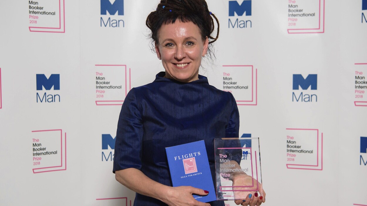 L'écrivaine pose avec son livre et le trophée. L'écrivaine pose avec son livre et le trophée.