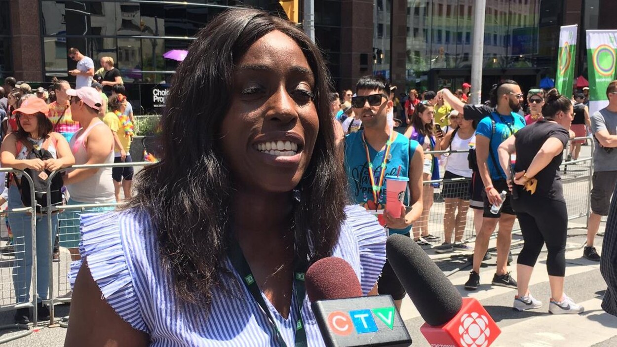 Olivia Nuamah accorde une entrevue aux journalistes.