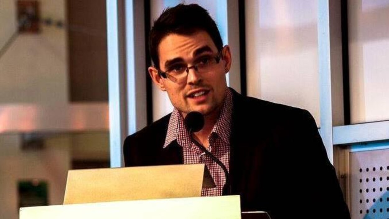 Olivier Guimond, s'adressant à son auditoire au Centre de l'information de l'Université de Sherbrooke. Olivier Guimond, s'adressant à son auditoire au Centre de l'information de l'Université de Sherbrooke.