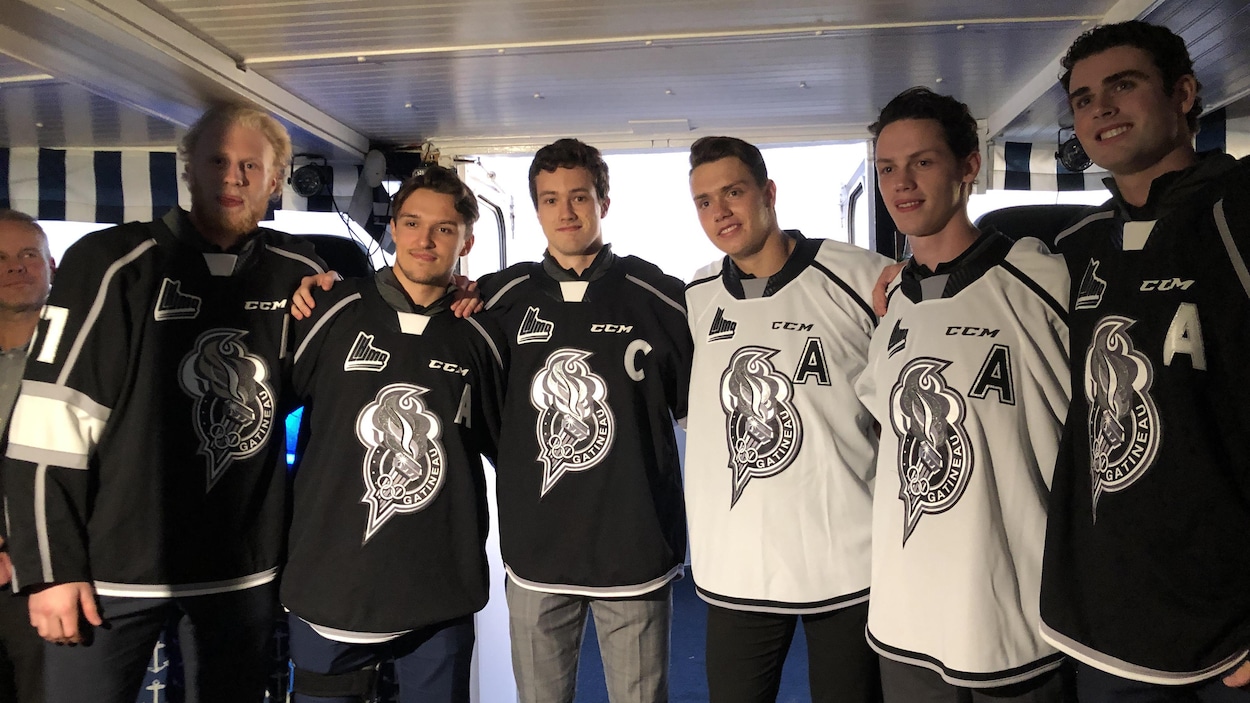 Des joueurs de hockey des Olympiques posent pour une photo à Gatineau.