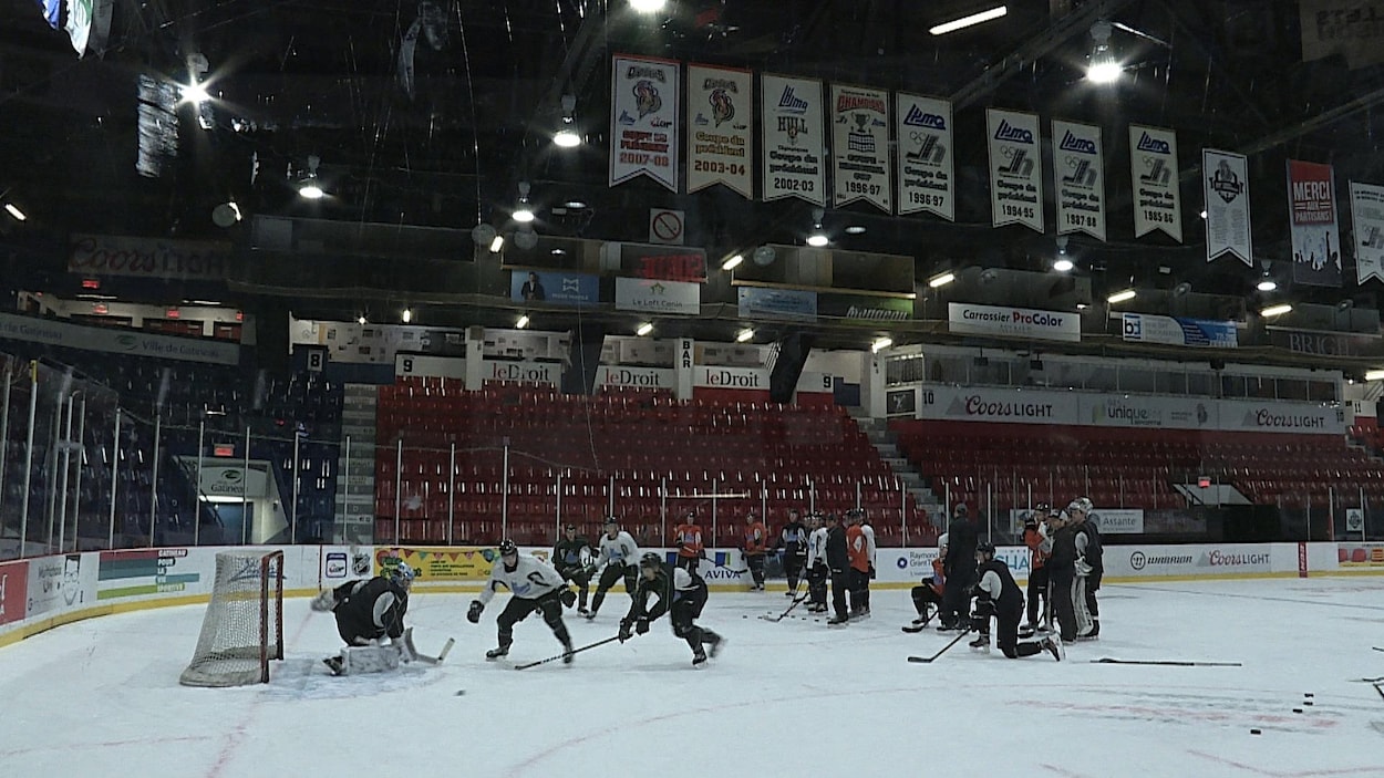 Des joueurs de hockey sur la glace pendant un entraînement.